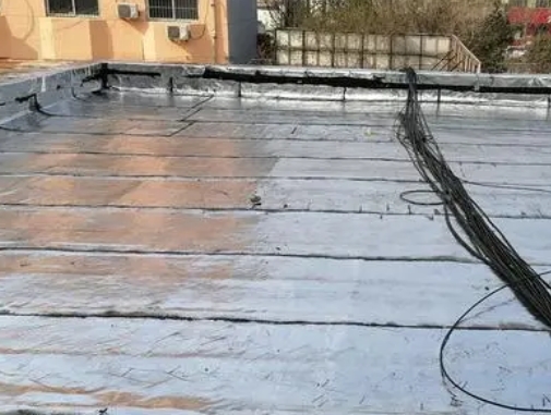北关卫生间漏水维修公司分享下北关屋面楼顶防水刚性防水层施工要点。